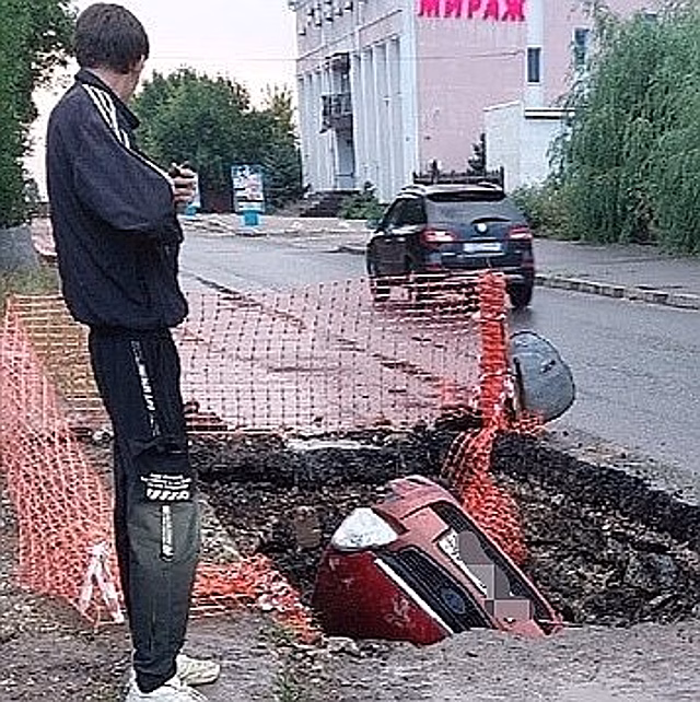 В Саратове автомобиль смыло ливнем в провалившийся асфальт