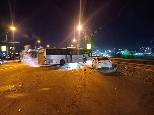 В Новосибирске на Димитровском мосту произошло массовое ДТП с автобусом