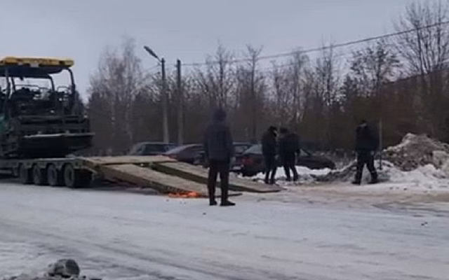 В Скопине Рязанской области дорожники и общественники едва не подрались из-за ремонта