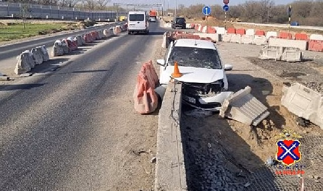 На трассе под Волгоградом легковушка врезалась в бетонные блоки