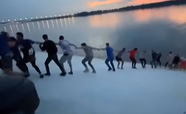 Опубликовано видео спасения тонувшей пермячки живой цепью из 30 человек