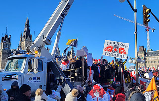 В Оттаве проходит масштабная акция протеста против коронавирусных ограничений