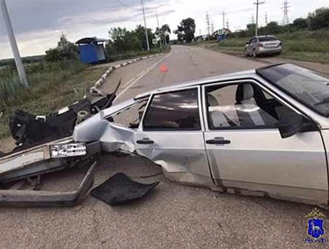 В Кинель-Черкасском районе на "встречке" столкнулись два ВАЗа, есть пострадавший