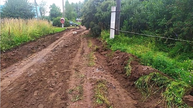 Жители деревни Бобыли пожаловались на состояние грунтовой дороги