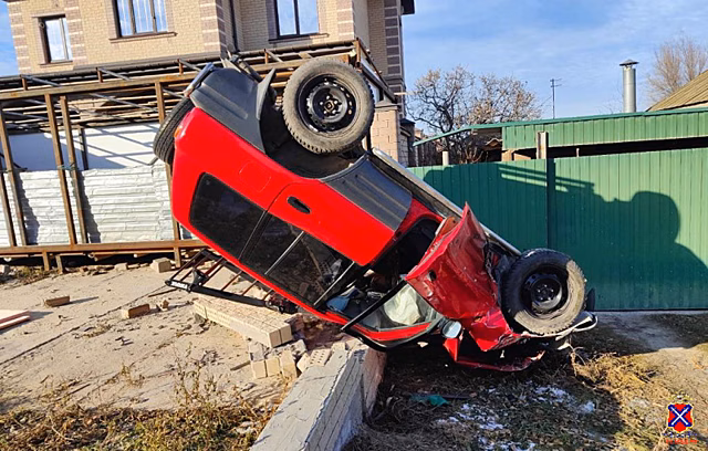 В Волгоградской области водитель погиб после наезда на забор