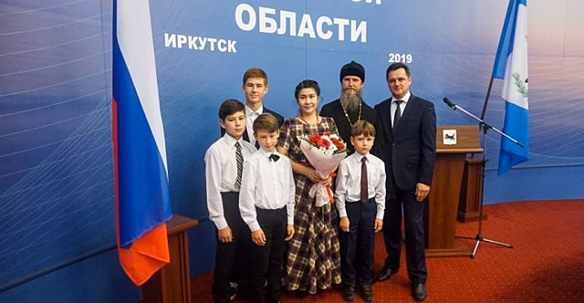 Микроавтобусы вручили шести многодетным семьям Приангарья
