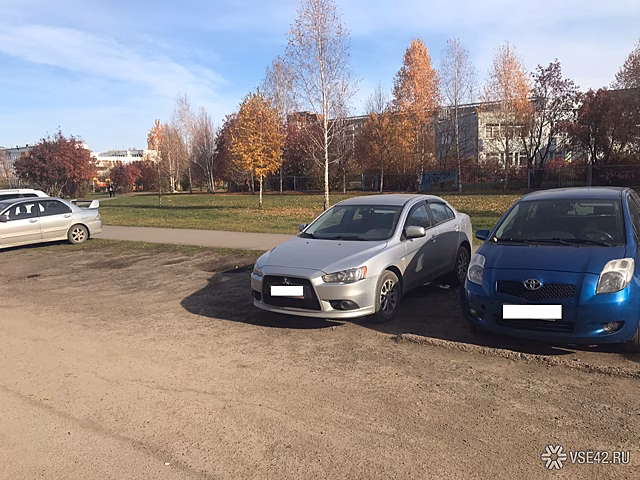 Дорожники вынудили кемеровчан парковаться на газоне