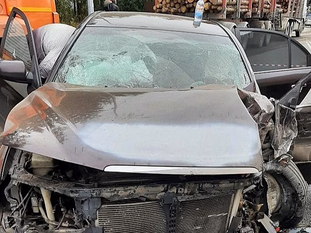 В Петрозаводске легковой автомобиль выехал на встречку и столкнулся с грузовиком