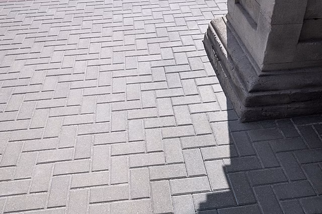 В центре Новосибирска заменят тротуарную плитку после инцидента с поливальной машиной