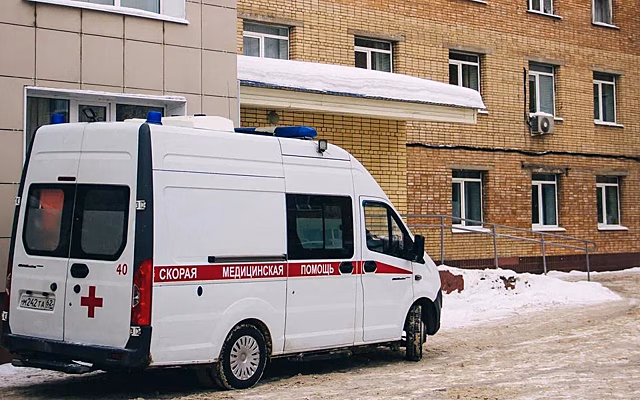 Мальчику вставили металлические стержни в ноги после катания с горки