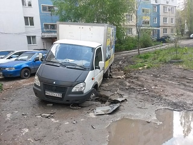 В Солнечном «ГАЗель» оказалась заложницей закрытого покрышкой провала