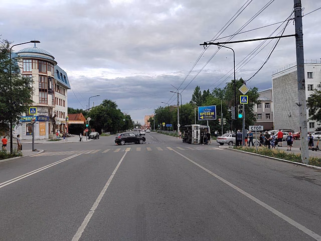 В Оренбурге на перекрестке улиц Чичерина и Ленинской перевернулась маршрутка