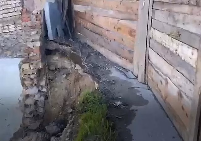 В Дагестане на частный дом обрушилась дорога, которую не могут отремонтировать третий год