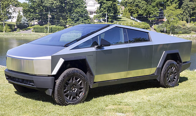 Tesla продаёт электропикап Cybertruck своим же компаниям