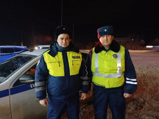 Свердловские автоинспекторы выручили автоледи из снежного плена