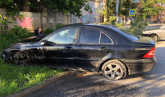 Волгоградец угнал иномарку приятеля и врезался в припаркованные авто