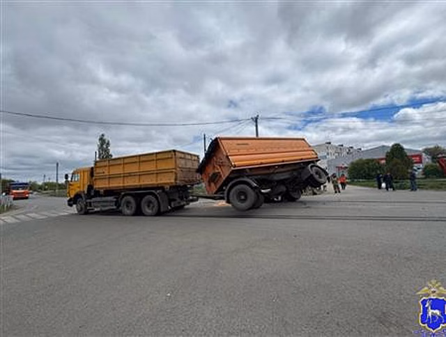 Легковушка и КамАЗ не поделили перекресток в Самарской области