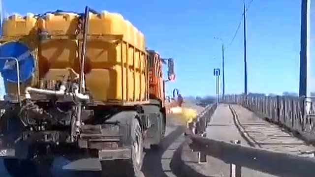 В Вологде начали мыть колесоотбойники на мостах и путепроводах
