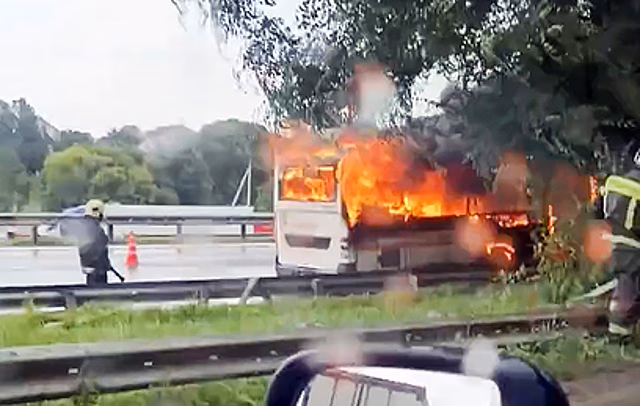 Горящий на Симферопольском шоссе автобус попал на видео