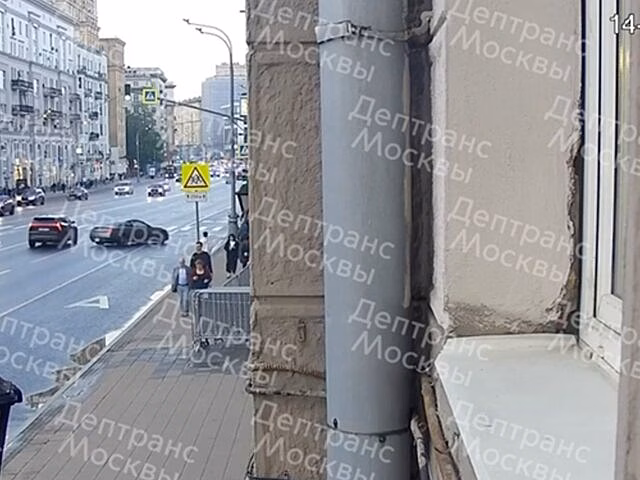 Момент въезда Infiniti в остановку на проспекте Мира попал на видео