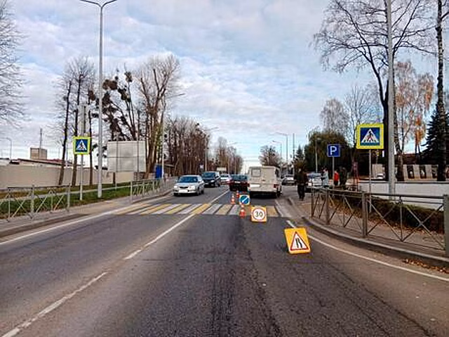 Под Гурьевском автомобиль сбил 16-летнюю девочку, её госпитализировали