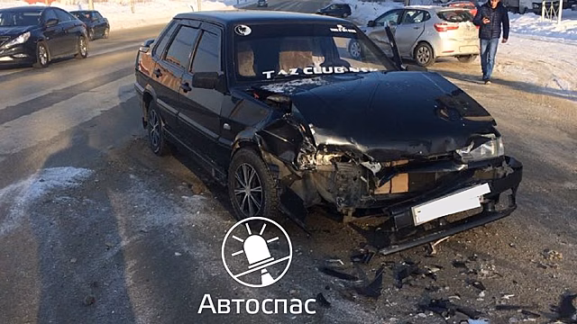 ВАЗ попытался избежать ДТП и остался без переда