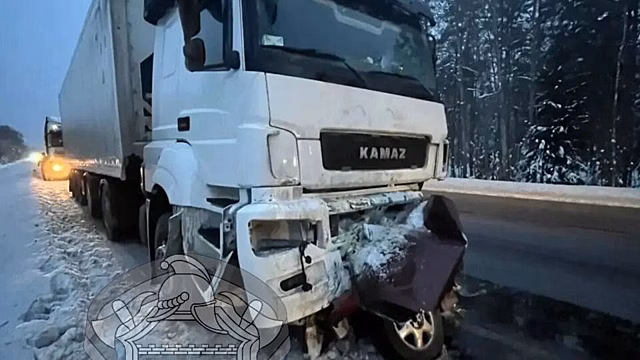 В Ленинградской области легковушку разорвало под КамАЗом: двое погибли