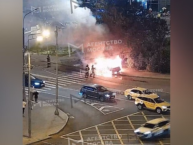 Машина врезалась в мачту освещения и загорелась у метро «‎Проспект Вернадского»‎