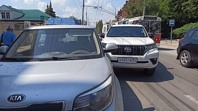 ДТП в центре Саратова. На Чернышевского прохожие разбили стекло внедорожнику с уснувшим за рулем водителем