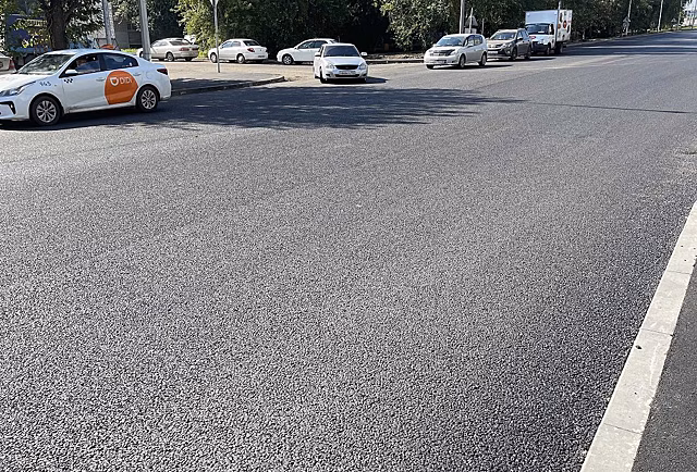 На ул. Академика Павлова укладывают асфальт: после ремонта дорога станет четырёхполосной