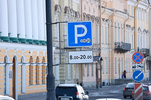 На платных парковках Петербурга появились дополнительные места для инвалидов
