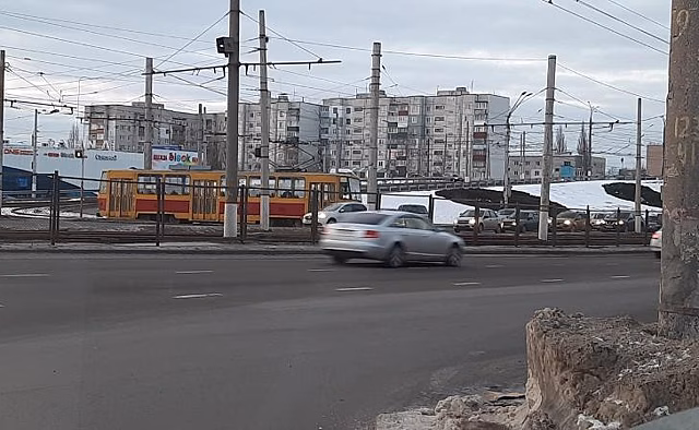 В Курске на ул.Энгельса из-за сошедшего с рельсов трамвая образовалась большая пробка