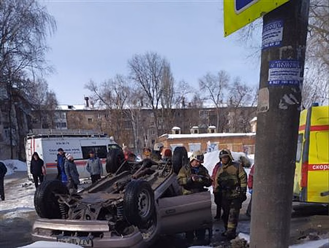 На ул. Дальневосточной в Самаре перевернулся автомобиль, водитель погиб