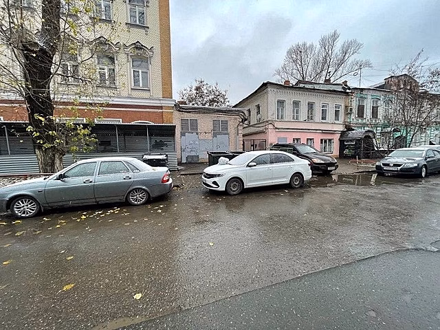 В Саратове водителя вежливо предупредили мусором на капоте автомобиля