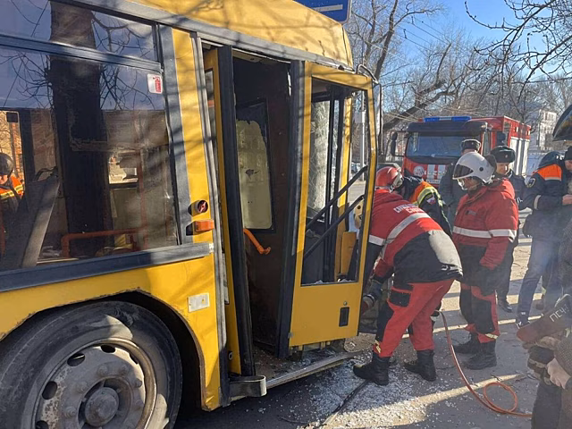 В Саратове 10 человек пострадали при столкновении автобуса со столбом в субботу