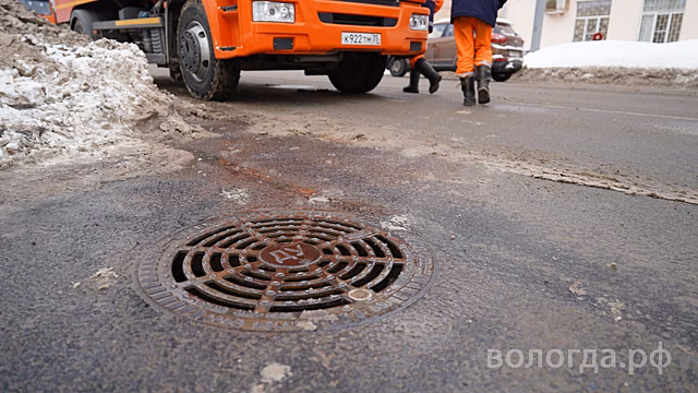 Более 200 дождеприемных колодцев отогрели коммунальщики в Вологде