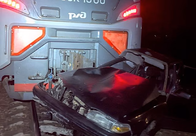 В Поздеевке легковушку на путях снёс поезд: водитель автомобиля скончался