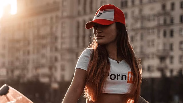 «Все стало дороже»: байкерша рассказала о росте цен на запчасти для мотоцикла