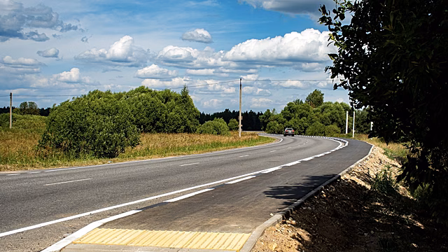 Более 65 км новых тротуаров построили в Подмосковье с начала сезона