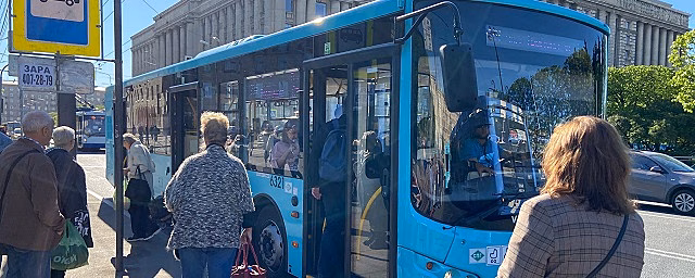 «Лазурный» автобус попал в ДТП у метро «Беговая» в вечерний час пик