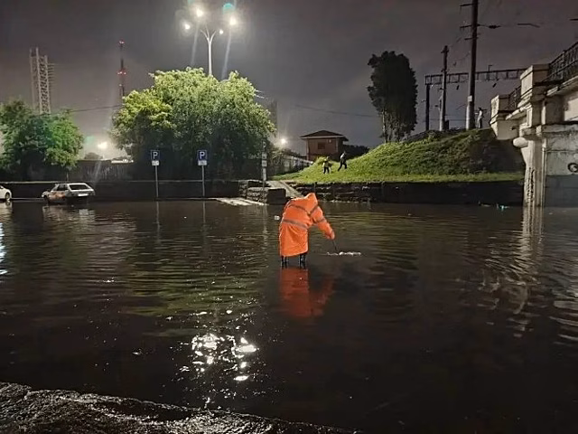 Ливень затопил Краснодар: городские службы устраняют последствия стихии