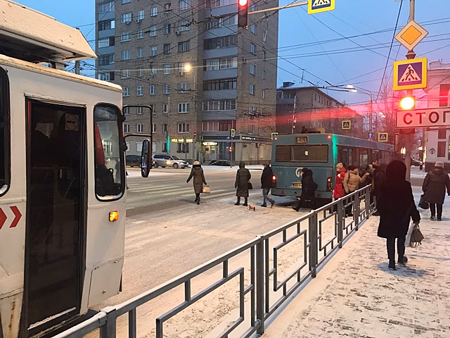 В Красноярске подрались два кондуктора: 18-летнего парня доставили в больницу