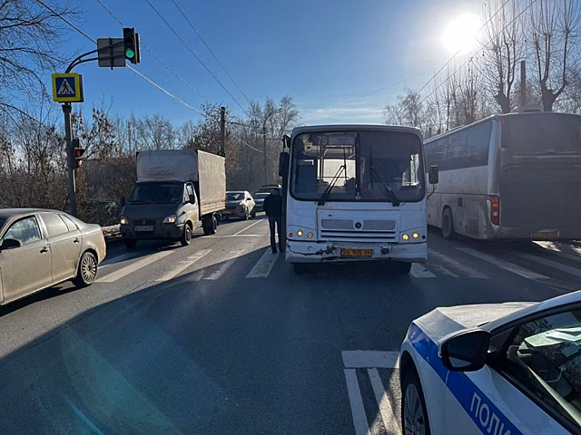 В Екатеринбурге маршрутка на светофоре "догнала" иномарку – пострадала женщина