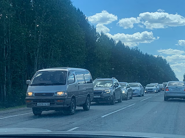 Пробка в 10 километров сковала Колыванское шоссе