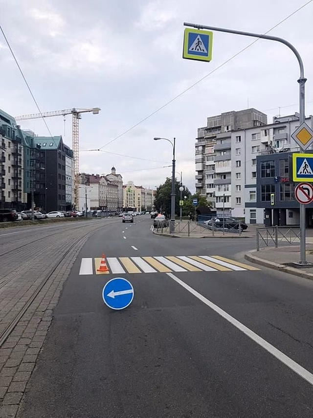 16-летняя девушка попала под колеса Skoda Octavia на пешеходном переходе в Калининграде