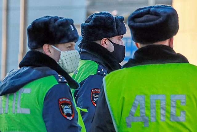 Фура опрокинулась и перекрыла движение по Ленинградскому шоссе в Москве