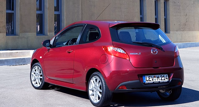 Обновлённый хэтчбек Mazda 2 удивляет разнообразием яркого декора