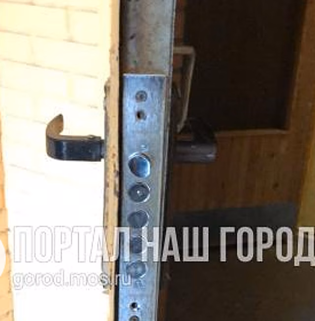 В доме на Воротынской заменили замок противопожарной двери