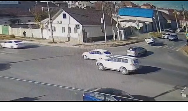 В центре Волгограда при ДТП такси с пассажиром перевернулось на крышу
