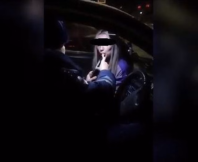 «Смотри, как она обладает»: видео, как ГИБДД проверяет пьяную автоледи в Приморье, стало хитом